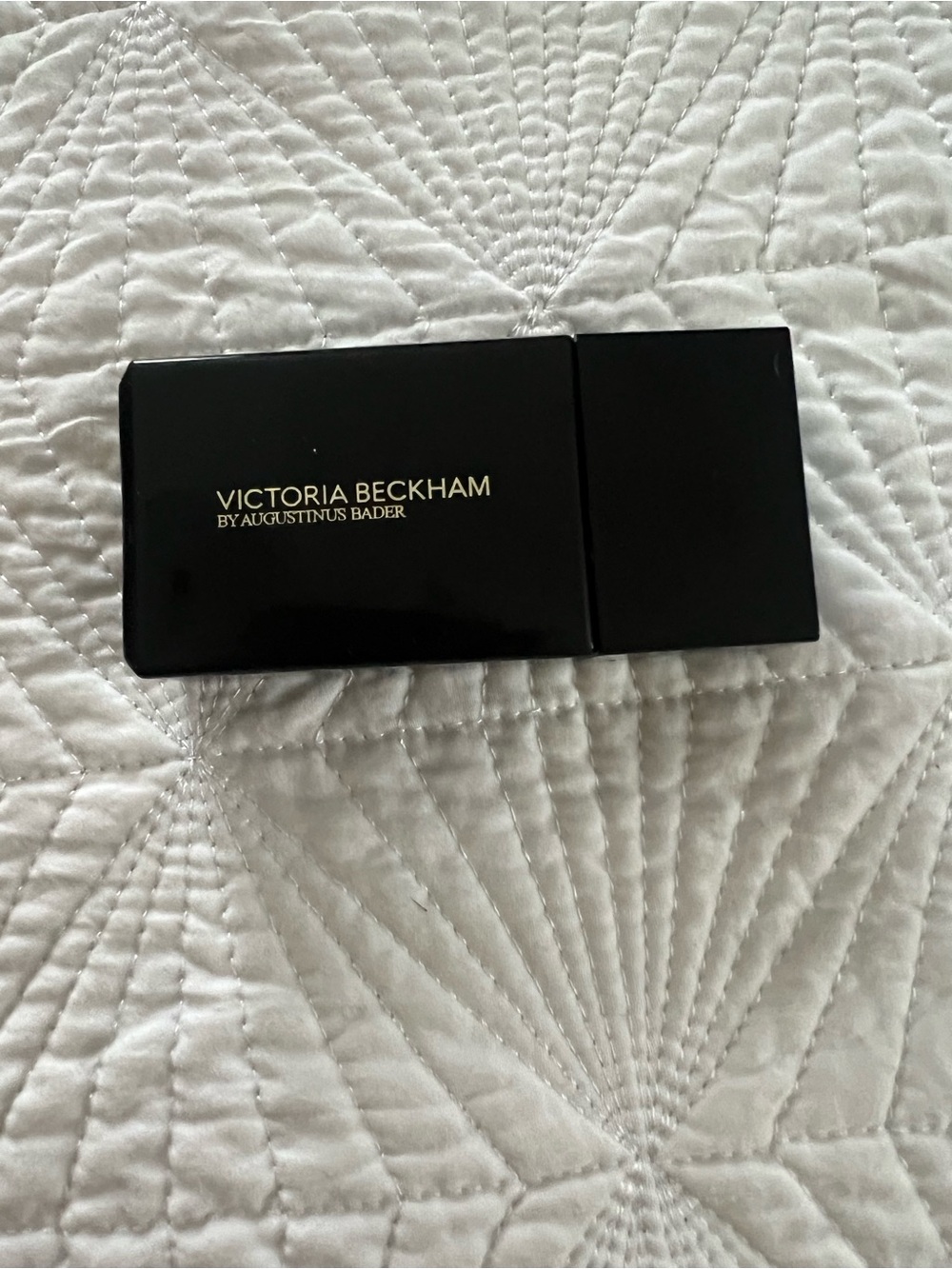 Victoria Beckham Foundation Duo — Black Bottle with Beige Drops - Picture 7 of 8